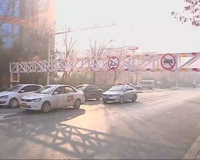 汽车限高杆是多少(汽车限高杆的高度及其相关要素解析)