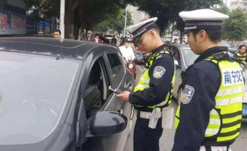 交警拦下多少辆汽车(交警拦下多少辆汽车，探寻交通管理的背后故事)