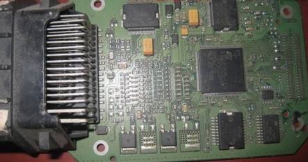 汽车电脑板坏了多少(汽车电脑板损坏的费用分析，了解损坏程度与成本关系)