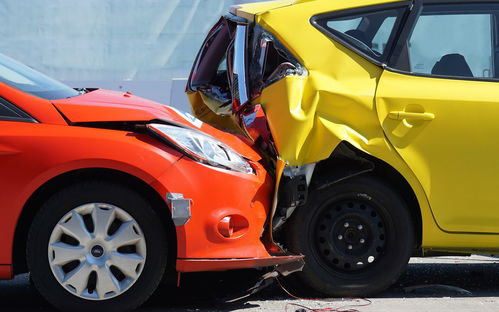 汽车撞坏赔多少比例(汽车撞坏赔多少比例，解析赔偿机制与影响因素)