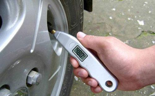 汽车胎压 多少合适(汽车胎压多少合适—安全驾驶的必修课)