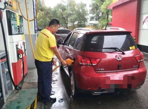 汽车低于多少就要加油(汽车油量警示，何时应该加油？低于多少需警惕？
