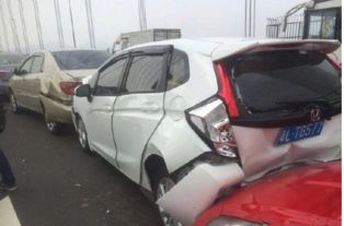 汽车被追尾损失多少(汽车被追尾损失多少，深度解析与应对建议)