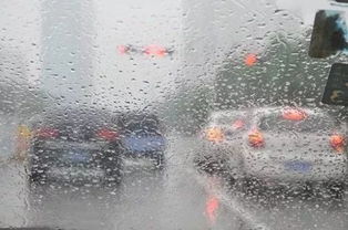 下雨汽车表面水珠多少(下雨时汽车表面水珠多少的因素分析)