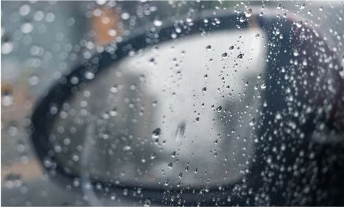 下雨汽车表面水珠多少(下雨时汽车表面水珠多少的因素分析)