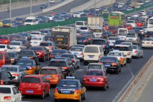 小汽车带多少烟花(小汽车与烟花，一场特殊而需深思的相遇)