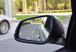 后视镜有多少汽车的(后视镜中的汽车世界，数量与变革的交织)