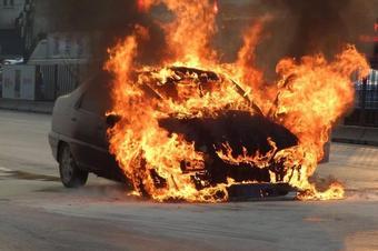 夏天汽车自燃率多少(夏天汽车自燃率分析及预防措施探讨)