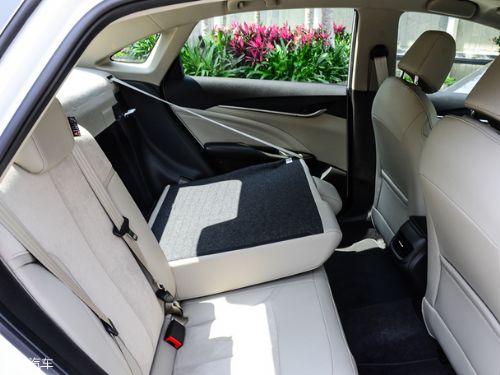 汽车后排坐垫宽度多少(汽车后排坐垫宽度多少，深度解析汽车座椅设计要素)