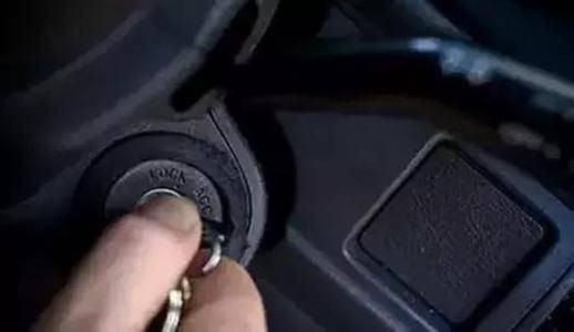 冬天汽车电瓶下降多少(冬天汽车电瓶性能下降的原因及应对策略)