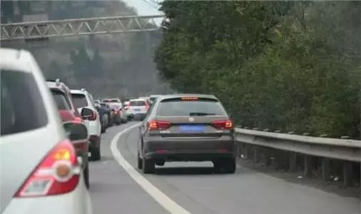 辽宁鞍山汽车翻了多少(辽宁鞍山汽车翻了多少，事故背后的深度探究)