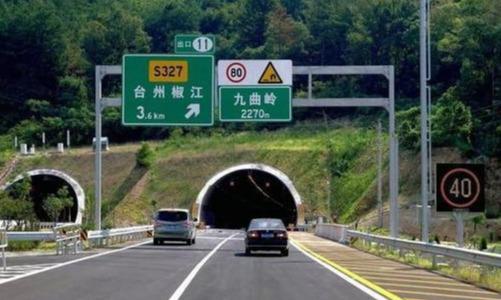 汽车隧道保持多少米(汽车隧道安全驾驶，保持适当距离的重要性及方法)