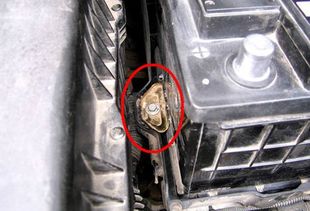 单排汽车电瓶多少v(单排汽车电瓶的电压解析)