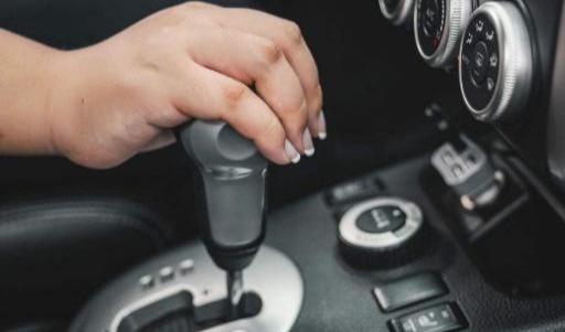 汽车开多少码换挡(汽车开多少码换挡，驾驶技巧与速度控制的重要性)