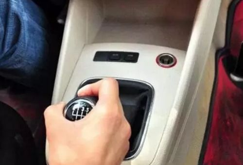 小汽车油门踩多少(小汽车油门踩多少，驾驶技巧与注意事项)