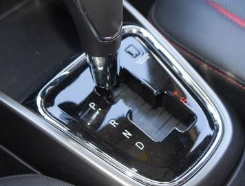 手动汽车拐弯车速多少(手动汽车拐弯时的车速控制)