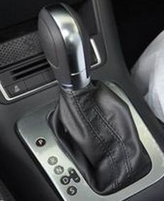 手动汽车拐弯车速多少(手动汽车拐弯时的车速控制)