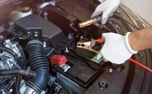 汽车电瓶多少才能启动