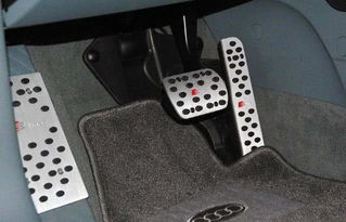 踩汽车油门踏板多少