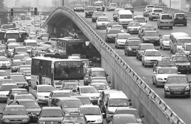 每年汽车产生多少污染