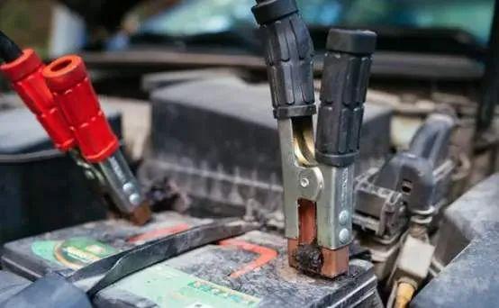 汽车电瓶多少伏着火