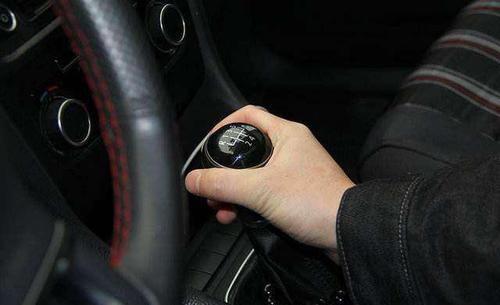 烧油汽车多少换挡正常