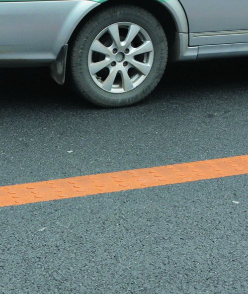 汽车压到石块速度多少