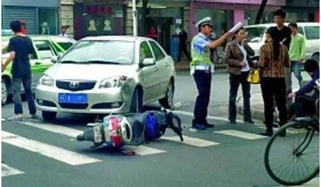 骑车撞到汽车赔多少