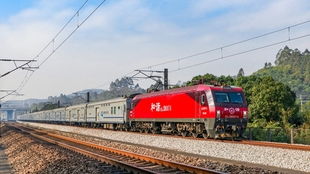 火车比汽车重多少