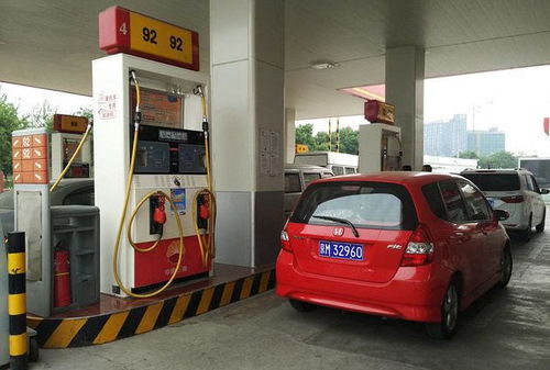 小汽车装多少油