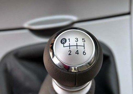 汽车多少迈挂挡合适