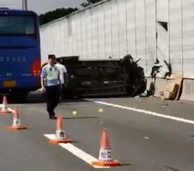 小汽车冲撞多少吨