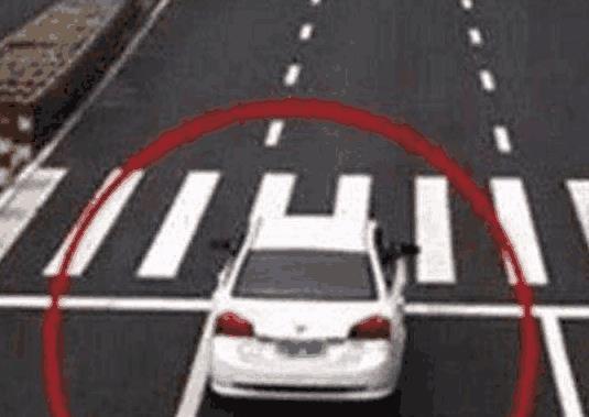 汽车违章压线罚款多少