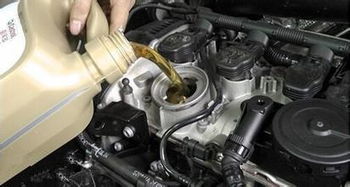 普通汽车更换多少机油