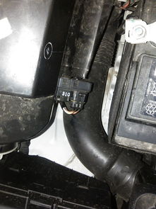 汽车大灯插头电压多少