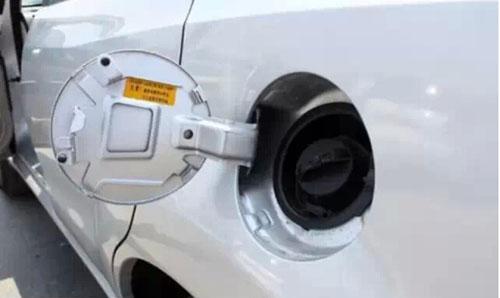 汽车油箱装多少汽油