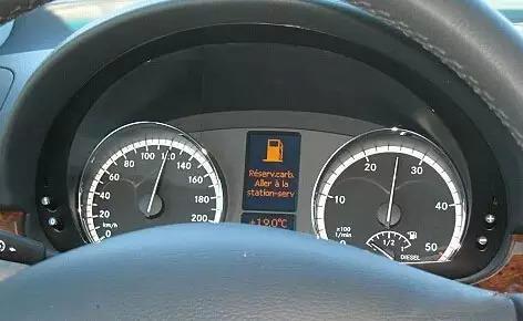 汽车低于多少亮油