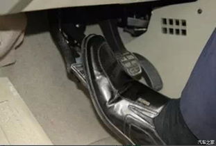 汽车换挡离合踩多少