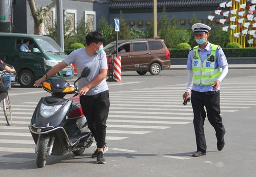 汽车戴头盔罚款多少