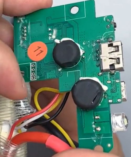 汽车电源输出多少伏