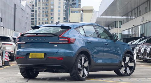 豪华汽车自重多少吨