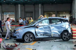 汽车碰撞带多少电