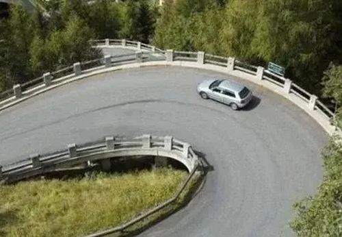 小汽车拐弯半径多少