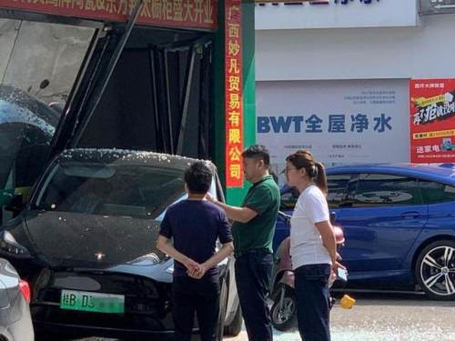 汽车冲撞门店赔偿多少