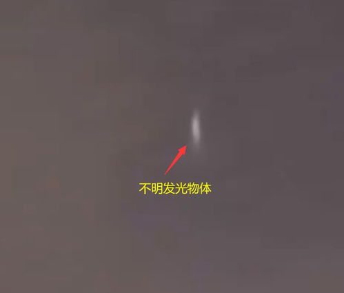 成都夜空惊现神秘光影，大量不明发光物引发热议