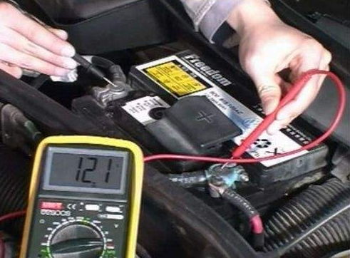 汽车电瓶放电到多少(汽车电瓶放电到多少，深度探讨与实用建议)