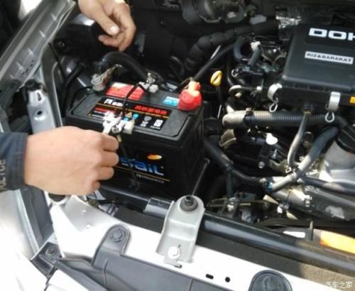 汽车电瓶保存多少电压