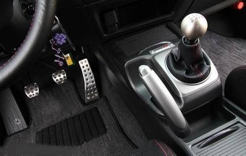 汽车油门踩多少转