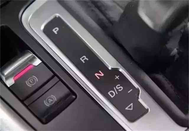 汽车空挡油门多少转