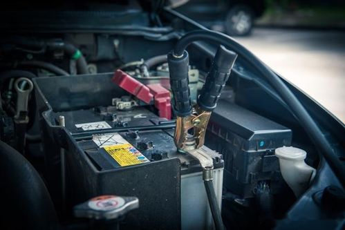 汽车电池冬天多少v